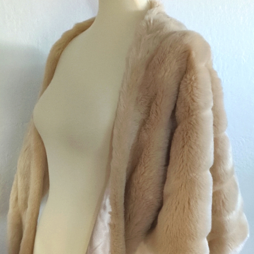 Donna Vinci Faux Fur Shawl/Wrap/Capelet.  Beige/Cream - Picture 6 of 17